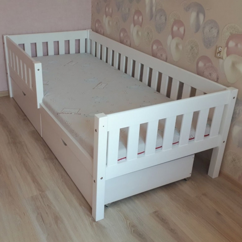 Односпальная кровать с бортиком и ящиками Генри из массива сосны (белая)