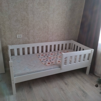 Односпальная кровать с бортиком Генри из массива сосны (белая)
